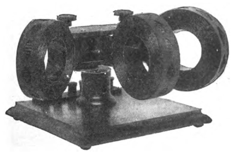 Figure 6 — A honeycomb / duolateral coil (here a plug-in vario-coupler for a regenerative receiver). The lattice of crossing turns is the visible signature of a universal winding. Source: "Honeycom…